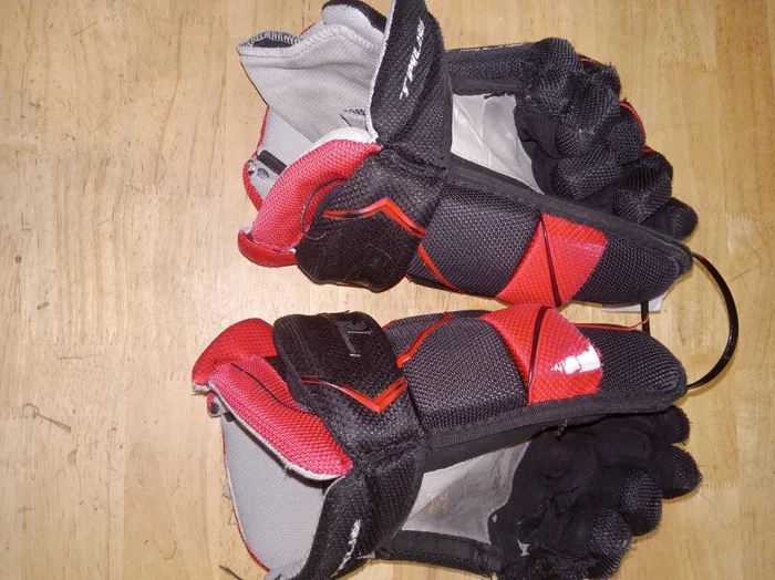 Used True Catalyst 7X 12″ Junior Hockey Gloves