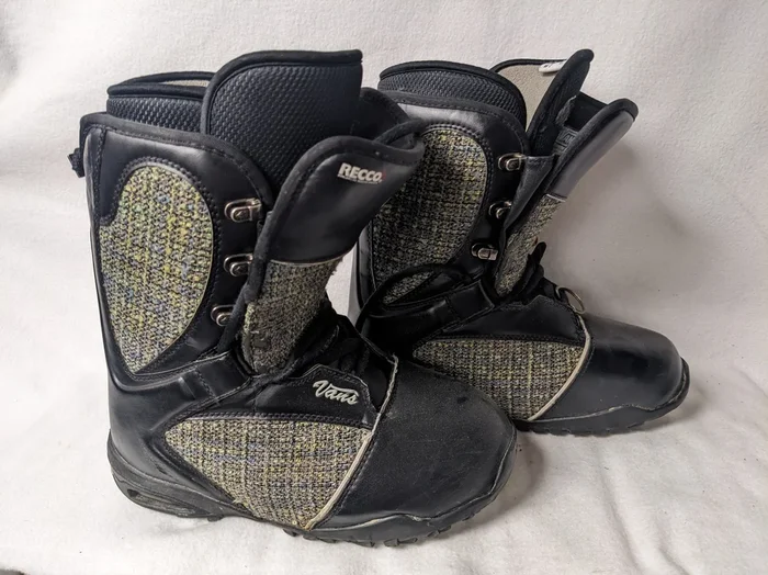 Vans T3 Women’s Snowboard Boots Size Women 7 Color Gray Condition Used